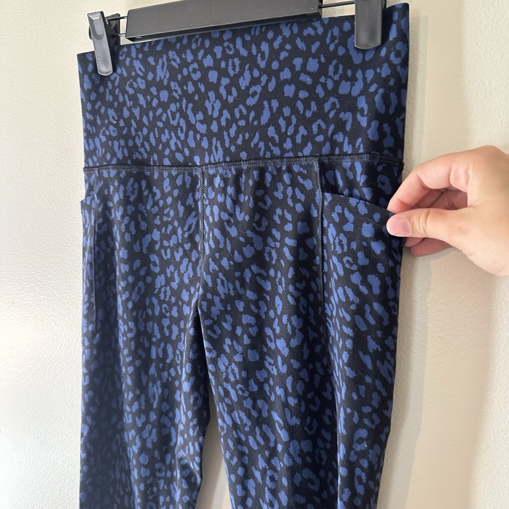 Athleta Salutation Stash Pocket  2 Printed 7/8 Legginings Royal Blue Leopard Sm - Picture 4 of 10
